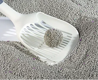 Bentonite cat litter (strong clumping performance)